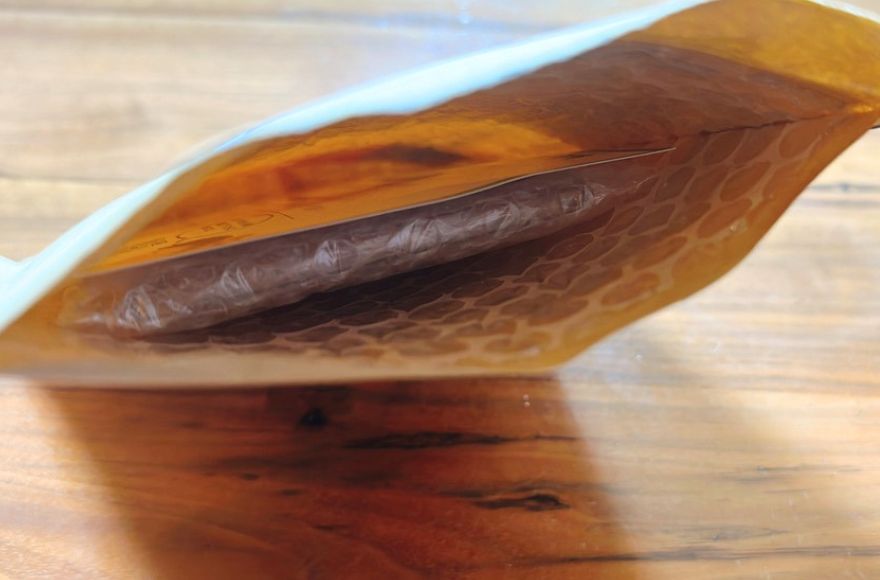 DOPAの封筒内のプチプチに包まれたカード