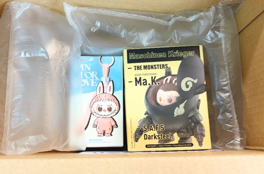 日本トレカセンターから届いたラブブ2点と緩衝材