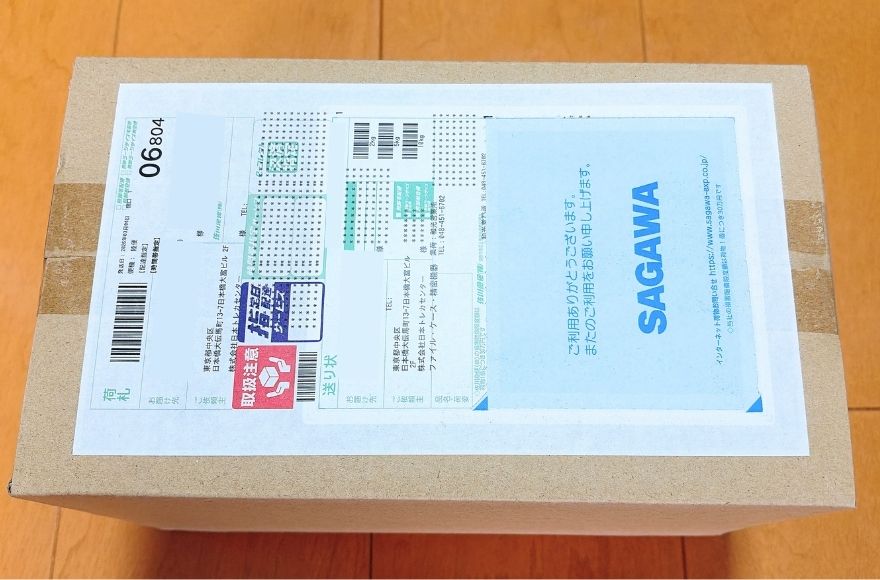 日本トレカセンターから佐川急便で届いたラブブの箱